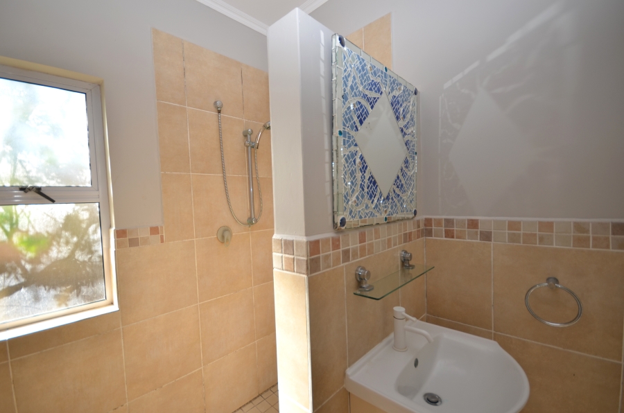 To Let 5 Bedroom Property for Rent in Kidds Beach Eastern Cape